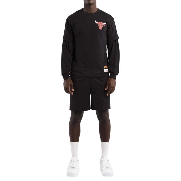 OJAM - Pivot - Mitchell & Ness Bulls Retro Repeat Tee  Size S Mens